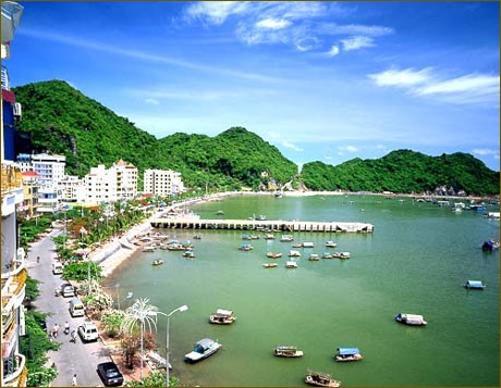 Cát Bà là tên hòn đảo lớn nhất trong một quần đảo bao gồm 366 hòn lớn nhỏ, cách thành phố Hải Phòng gần 70 km, tiếp nối với các hòn đảo nằm trong vịnh Hạ Long (Quảng Ninh).