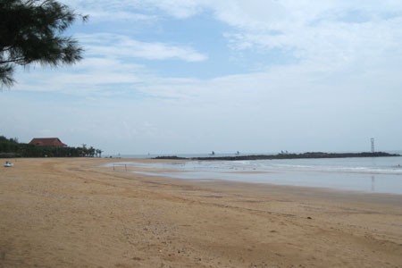 Khu du lịch Bãi Lữ (huyện Nghi Lộc, tỉnh Nghệ An), ngay cạnh Cửa Lò có những ngọn núi bao quanh, sóng biển vỗ về.