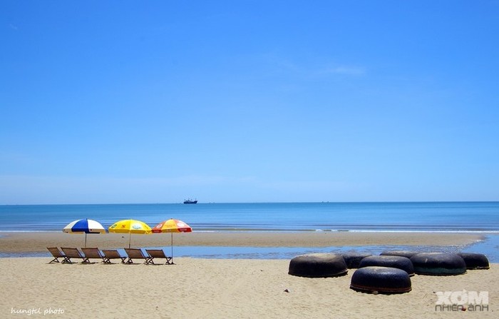 Biển Cửa Lò nước trong, sóng lặng và cát mịn, rất thích hợp cho các bé tắm táp, chơi bóng trên bãi biển