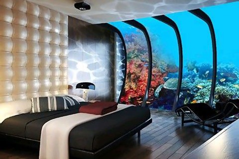 Khách sạn có 21 phòng ngủ, một quầy bar, một trung tâm lặn biển, ở độ sâu 10 m dưới mặt nước. Xung quanh những căn phòng dưới nước có đèn chiếu sáng để du khách ngắm được vẻ của các sinh vật xung quanh.