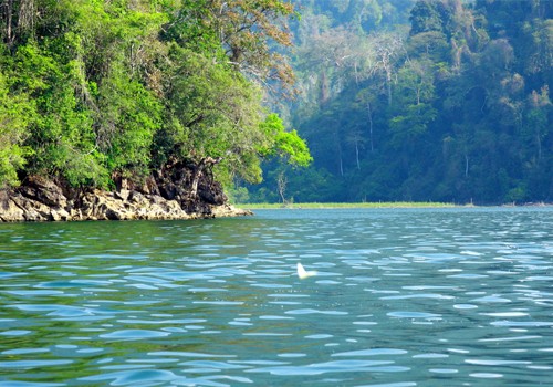 Ba Bể là một hồ nước ngọt ở Bắc Kạn, Việt Nam. Nó là một trong một trăm hồ nước ngọt lớn nhất thế giới và nằm trong vườn quốc gia Ba Bể, nơi đây được công nhận là khu du lịch quốc gia Việt Nam.