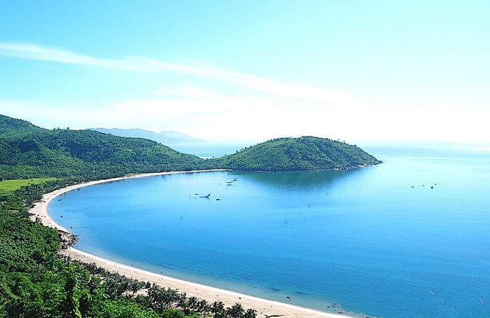 .Tạp chí Forbes - Mỹ đã bình chọn biển Đà Nẵng là 01 trong 6 bãi biển quyến rũ nhất hành tinh cùng với bãi biển Bahia – Brazil, Bondi – Úc, Castelo - Bồ Đào Nha – Las Minitas – Dominia, Wailea thuộc bang Hawai của Mỹ.