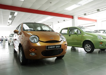 3. Mẫu xe Chery QQ3 này do liên doanh ô tô Hòa Bình phân phối chính hãng tại Việt Nam, chỉ có một phiên bản duy nhất với dung tích xylanh chưa đến 1.0L và có giá khoảng 195 triệu đồng/chiếc.