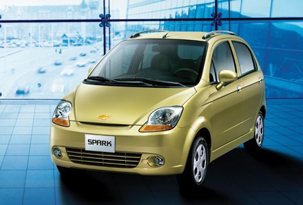 4. Chevrolet Spark do liên doanh Vidamco - GM Hàn Quốc sản xuất và phân phối, với 4 phiên bản, trong đó có một bản xe van (xe tải mui kín), lựa chọn số sàn và số tự động 4 cấp. Giá bán xe Spark là từ 213 triệu đến 334 triệu đồng/chiếc.