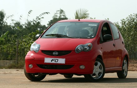 5. BDY F0: Mẫu xe đầu tiên của nhãn hiệu BYD chính thức có mặt tại Việt Nam là F0 với phiên bản động cơ 1.0L và hộp số sàn 5 cấp. Xe có giá bán 252 triệu đồng/chiếcv cho bản tiêu chuẩn và 280 triệu đồng/chiếc cho phiên bản có nhiều trang bị hơn.