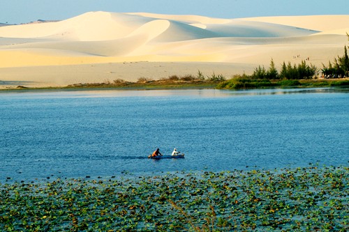 Bàu Trắng, đồi cát trắng cách Mũi Né 25km được coi là nơi đẹp nhất miền Trung