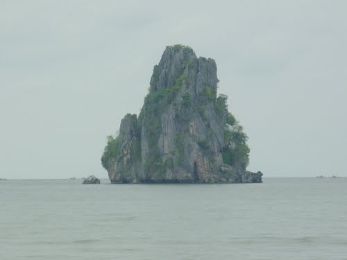 Núi đá nằm giữa biển Kiên Giang