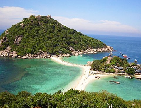 Trên đảo Phú Quốc sở hữu khí hậu nhiệt đới gió mùa (nóng ẩm, mưa nhiều,…), tuy nhiên do nằm trong vùng vị trí đặc biệt của vịnh Thái Lan nên ít bị thiên tai.