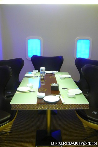 Trong phòng ăn riêng, bàn ăn cũng hoạt động như một trung tâm điều khiển, có thể cho phép máy chiếu hạ xuống, để thực khách có thể vừa ăn vừa trải nghiệm một bài thuyết trình trên PowerPoint.