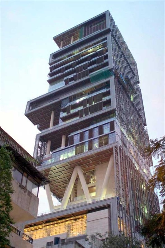 Ngôi nhà 27 tầng cao ngất ngưởng toạ lạc trên đường Altamount tại Mumbai.
