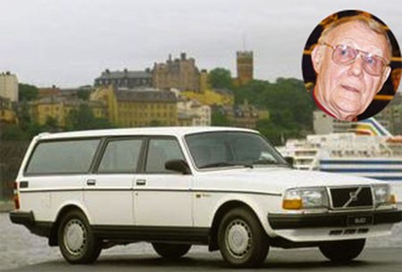 Ingvar Kamprad được coi là một nhà kinh doanh tài ba nhất của xứ sở Bắc Âu. Ông nổi tiếng và làm giàu nhờ kinh doanh đồ gỗ với thương hiệu IKEA lừng danh khắp toàn cầu. Ingvard Kamprad hiện có tổng giá trị tài sản ước tính 28 tỷ USD. Vậy mà chiếc xe ông đang dùng khá cũ: Volvo 240 đời 1993. Một chiếc xe như thế hiện chỉ có giá trị khoảng 1.500 USD (khoảng 30 triệu đồng).