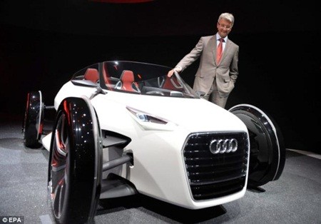 Trước đó, tháng 9/2011, chiếc ‘xế’ có tên Spyder ra mắt tại Đức với trọng lượng siêu nhẹ như một chiếc ô tô đồ chơi của nhà sản xuất này cũng gây sự chú ý của rất nhiều người