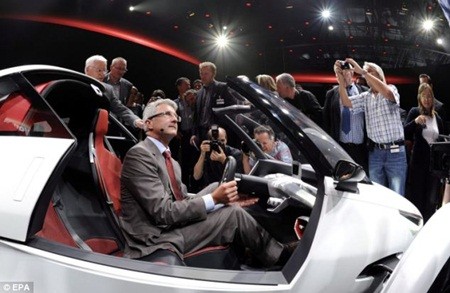 Chủ tịch Audi, Rupert Stadler ngồi trong chiếc xe.