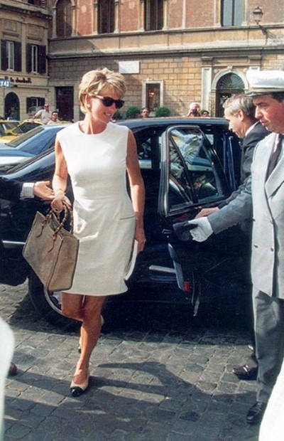 Bức ảnh chụp công nương Diana tại Rome một năm trước khi bà qua đời với chiếc túi Bamboo mang thương hiệu Gucci