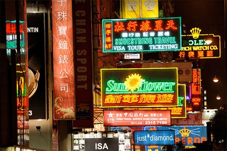 Hồng Kông, Trung Quốc, Hàng cao cấp, hàng tiện ích và hàng “độc” đều có thể được tìm thấy ở Hồng Kông. 42 triệu lượt du khách đã đặt chân tới thành phố này trong năm 2011, tăng 16,2% so với năm 2010 và phần nhiều trong số họ không bỏ qua cơ hội mua sắm. Đặc biệt, người Trung Quốc đại lục thích sang Hồng Kông mua đồ hiệu vì đồ hiệu ở đây có giá rẻ hơn ở đại lục.