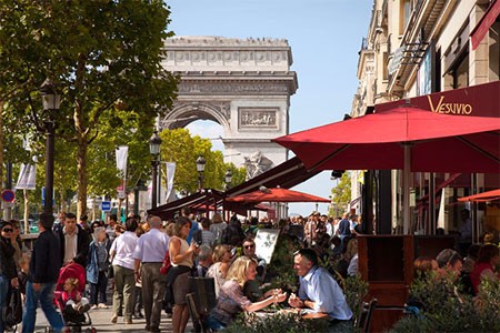 Paris, Pháp Các khu vực mua sắm nổi tiếng nhất ở Paris gồm có khu Opera, Les Marais, San Germain, Champs-Elysees… Trong đó, các cửa hiệu nên ghé thăm bao gồm Colette, Hermes, Galeries Lafeyette, Printemps, Maje, L’Eclaireur, Merci, IRO…
