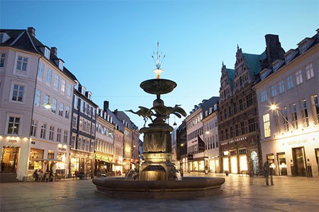 Copenhagen, Đan Mạch, Có hai phố mua sắm chính ở Copenhagen, cung cấp mọi thứ từ hàng hiệu tới thời trang đại trà. Trong đó, phố Stroget là phố đi bộ dài nhất thế giới, với những cửa hiệu cao cấp như Prada, Chanel và Louis Vuitton hay bình dân như H&M. Khu Kobmagergade là nơi tập trung những thương hiệu “giản dị” hơn như Diesel và những cửa hiệu nhỏ.