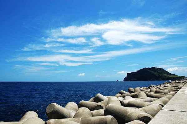 Được hình thành từ những đợt phun trào núi lửa nên trên Jeju đâu đâu bạn cũng thấy đá đen.