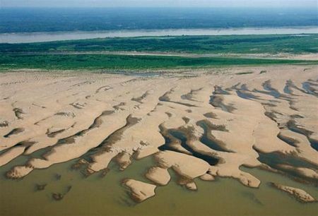 Những luống cát lộ ra khi nước rút trên sông Rio Solimoes ở Brazil là nơi du khách không thể bỏ qua khi khám phá nơi đây