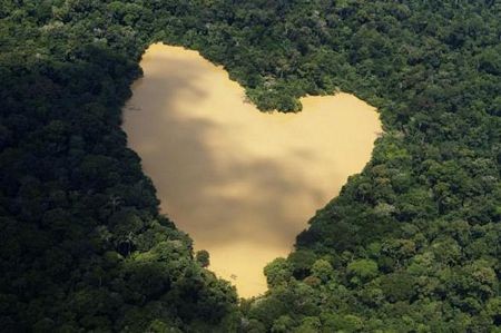 Một hồ nước từ trên cao như hình một trái tim