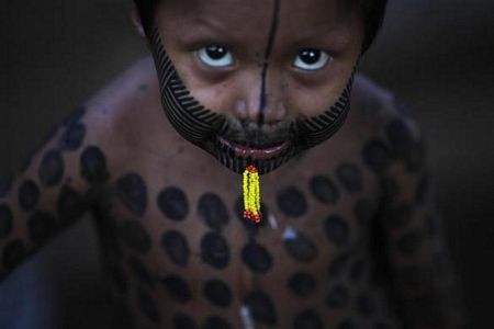 Một cậu bé với những hình vẽ trang trí cơ thể truyền thống tại cộng đồng Kikretum ở Sao Felix, phía bắc Brazil.