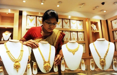 Người Ấn Độ đổ xô đi bán vàng khi giá vàng lên cao