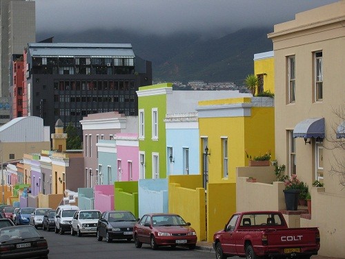 Nằm trên các rìa trung tâm thành phố Cape Town, Nam Phi, thị trấn Cape Town có số lượng dân cư khá đa dạng như Indonesia, Sri Lanka, Ấn Độ và Malaysia... bị buôn bán làm nô lệ từ nhiều thế kỷ trước. Thị trấn này là một di tích văn hóa quốc gia với những ngôi nhà nhiều màu sắc và con đường rải sỏi.