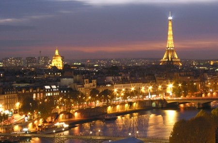 Paris, "Kinh đô ánh sáng", thủ đô của nước Pháp, nổi tiếng với tháp Eiffel, đại lộ Champs-Élysées và Grand Palais.