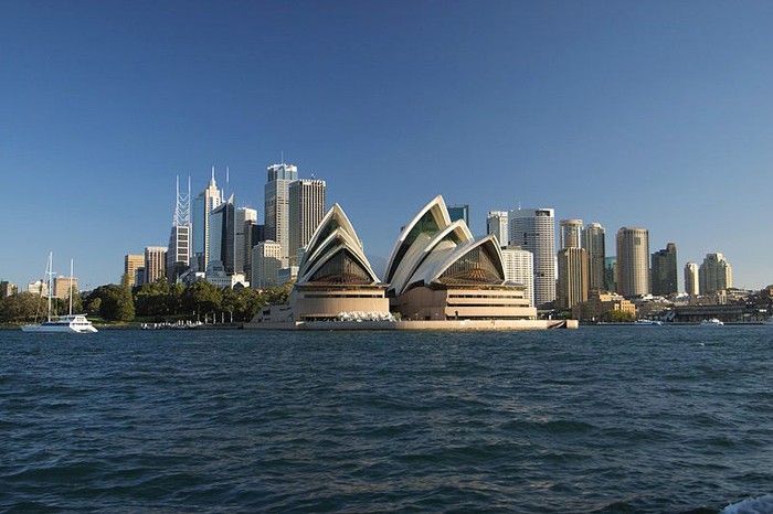 Đến với Sydney, du khách có cơ hội khám phá bãi biển Bondi, cầu cảng Sydney và nhà hát Opera nổi tiếng.
