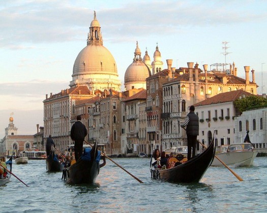 Venice Nhiều du khách khi đến với Venice, Italia đã lựa chọn hình thức du lịch trên cano, hay những chiếc thuyền kayak để ngắm cảnh thành phố, bởi đặc trưng của thành phố này là hệ thống kênh rạch len lỏi qua những dãy phố cổ.