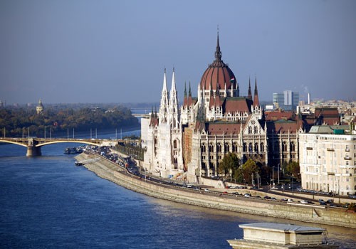 Được mệnh danh là viên ngọc của Châu Âu, Thủ đô của Hungary – Budapest được mệnh danh là Paris của Đông Âu hiện lên rực rỡ và đầy quyến rũ khi ánh chiều tà nhẹ nhàng bao phủ khắp thành phố. Nơi đây nổi tiếng với cây cầu Xích bắc ngang sông Danube nối bờ Buda với bờ Pest. Phong cảnh hữu tình với lối kiến trúc cổ điển giúp cho Budapest nhanh chóng trở thành viên ngọc của châu Âu. Đây cũng là điểm hẹn quen thuộc của các nhà làm phim Hollywood khi muốn tái hiện vẻ đẹp của các thành phố cổ.