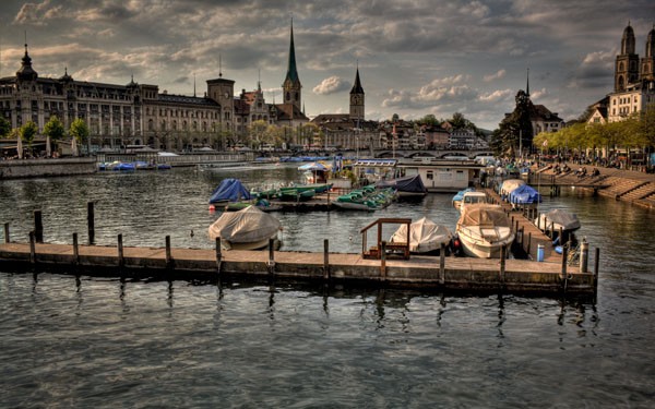 Zurich – thành phố lý tưởng, không gian xanh và khí hậu ôn hòa, Zurich được người dân khắp thế giới bình chọn là thành phố lý tưởng nhất thế giới. Đây là niềm tự hào của Thụy sĩ khi sở hữu thành phố vững mạnh về tài chính, ổn định về chính trị và thu hút các du khách cũng như người yêu nghệ thuật nhờ hệ thống bảo tàng và lễ hội văn hóa độc đáo.