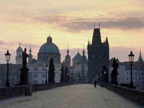 Prague nơi vẻ đẹp cổ kính lên ngôi. Nằm bên dòng sông Vltava thơ mộng, Prague (thủ đô Cộng hòa Czech) được mệnh danh là “Thành phố vàng” khi chiếm giữ vẻ đẹp cổ kính và hấp dẫn nhất châu Âu. Hằng năm, nơi đây thu hút hàng ngàn du khách bởi các công trình kiến trúc cổ đại có một không hai trên thế giới như đồng hồ thiên văn, quảng trường Staromestske namesti…