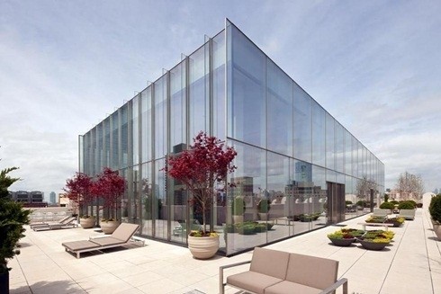 Các bức tường làm toàn bộ bằng chất liệu kính cường lực và cách nhiệt, căn penthouse này được ví như phiên bản của các cửa hàng Apple.