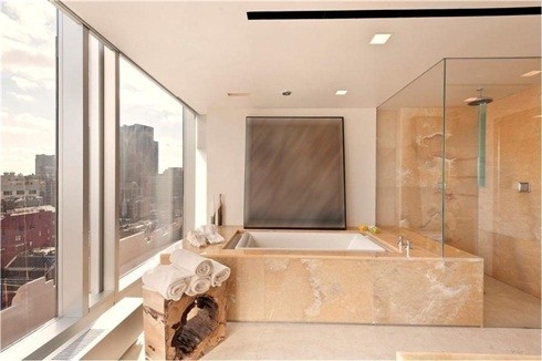 Phòng tắm cũng bằng kính trong suốt