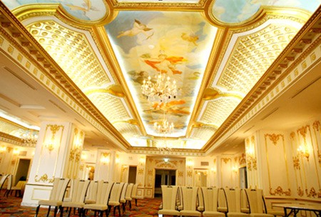 Từng được coi là khách sạn chơi trội, ông chủ khách sạn 5 sao Grand Plaza Hà Nội đã đầu tư 30 triệu USD để dát vàng cho khách sạn này
