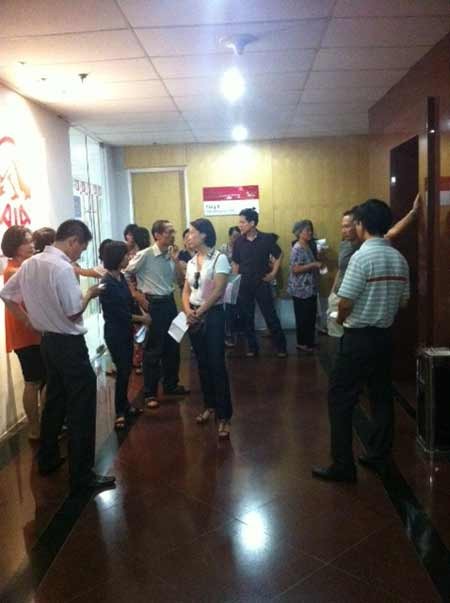 Cư dân đến văn phòng của Công ty TNHH Kinh Đô bị khóa cửa phải ở ngoài hành lang