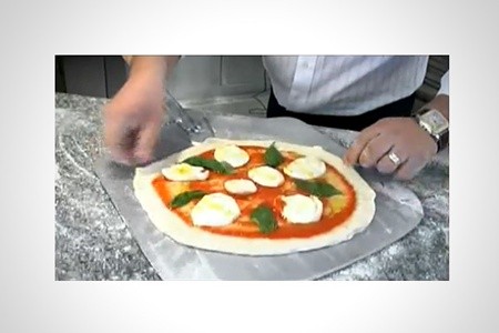 Crolla đã sáng tạo loại bánh pizza đắt kỷ lục với thịt tôm hùm ướp rượu cô-nhắc, trứng cá muối ngâm sâm-banh, thịt nai và một lớp vàng 24 kara có thể ăn được.