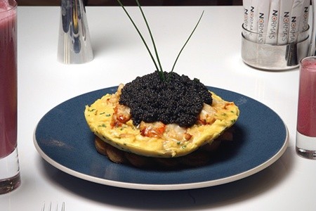 nhà hàng Norma’s thuộc khách sạn Le Parker Meridien New York, người ta đã biến nó trở thành một món ăn cao cấp với trứng, tôm hùng và trứng cá muối sevruga. Món ăn này được bán với giá 1.000 USD.