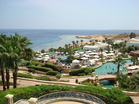 Sharm el Sheikh, Ai Cập, Giá phòng đôi tại khách sạn 4 sao: 108,26 USD Giá 3km taxi: 3,40 USD Giá 2 ly cocktail tại khách sạn 5 sao: 38,06 USD Giá bữa tối cho hai người (kèm một chai rượu): 78,37 USD Tổng: 228,09 USD