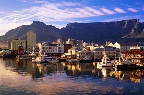 Cape Town, Nam Phi, Giá phòng đôi tại khách sạn 4 sao: 141,57 USD Giá 3km taxi: 8,49 USD Giá 2 ly cocktail tại khách sạn 5 sao: 11,85 USD Giá bữa tối cho hai người (kèm một chai rượu): 72,88 USD Tổng: 234,79 USD