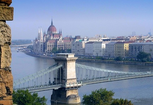 Budapest, Hungary Giá phòng đôi tại khách sạn 4 sao: 107,41 USD Giá 3km taxi: 9,89 USD Giá 2 ly cocktail tại khách sạn 5 sao: 36,33 USD Giá bữa tối cho hai người (kèm một chai rượu): 43,58 USD Tổng: 197,20 USD