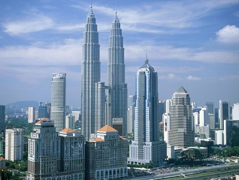 Kuala Lumpur, Malaysia Giá phòng đôi tại khách sạn 4 sao: 116,67 USD Giá 3km taxi: 3,76 USD Giá 2 ly cocktail tại khách sạn 5 sao: 20,13 USD Giá bữa tối cho hai người (kèm một chai rượu): 58,88 USD Tổng: 199,44 USD