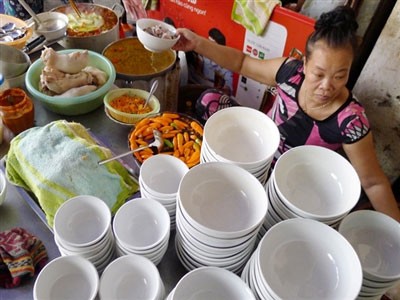 Quán bún chửi của bà Thảo tại chợ Ngô Sĩ Liên nổi tiếng khắp Hà Thành. Ảnh: Tiền Phong
