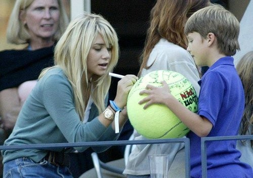 Cô nàng Mary Kate Olsen khoe chiếc đồng hồ của mình trên sân tennis