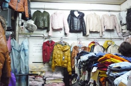 Quần áo của chợ Ngã Tư Sở chủ yếu là hàng Trung Quốc, giá rẻ nhưng luôn được người bán hàng hét giá cao gấp 4 - 5 lần giá thị trường.