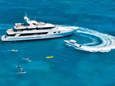 Theo trang Business Insider, “One More Toy” được gắn cờ của Cayman Islands, có chiều dài gần 50m, vận tốc trung bình 14 hải lý/h, vận tốc tối đa là 20 hải lý/h. Nếu mua du thuyền này, khách sẽ được “khuyến mại” thêm 4 chiếc cano lướt sóng Yamaha.