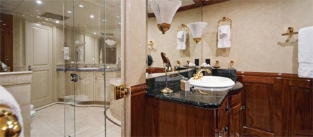 Phòng tắm được lát bằng gạch cao cấp Verde Giada Marble.