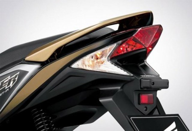 Nhìn bề ngoài, 2013 Honda Click 125i tạo cảm giác hầm hố hơn bằng cụm đèn pha mới sắc sảo. Bên cạnh đó là đồng hồ điện tử kết hợp với đồng hồ thông thường và đèn hậu cỡ lớn hơn.