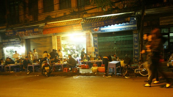 Phố lẩu Phùng Hưng cũng nổi tiếng là nơi chặn ép khách